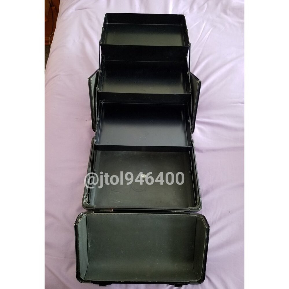 Mac Cosmetics Train Case - Picture 9 of 16